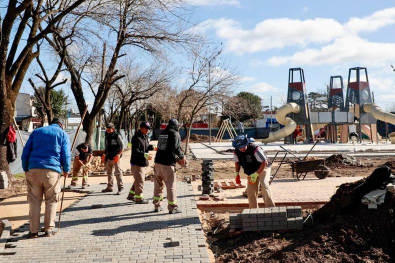 RECORRIDA. Peralta y Achával estuvieron en la renovada plaza Champagnat.