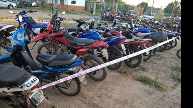 DEPÓSITO. Las motos se apilan esperando a sus dueños. La mayoría no las reclama..
