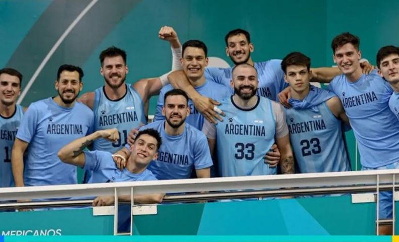 El Mago Giovannetti (#23) posa con sus compañeros de Selección tras la consagración.