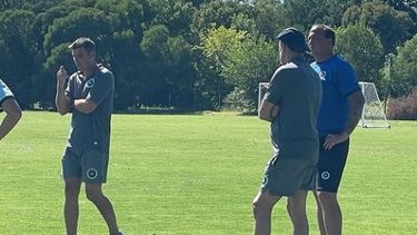 Gabriel Torres y sus ayudantes, previo al amistoso contra Merlo.