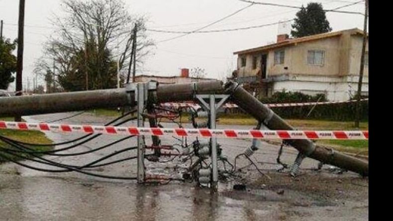 CAÍDA. El temporal volteó un poste en Buide y dejó a los vecinos sin luz..