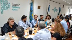 MÁS CERCA. Los gremios se llevaron la propuesta para analizarla con sus bases. MÁS CERCA. Los gremios se llevaron la propuesta para analizarla con sus bases.