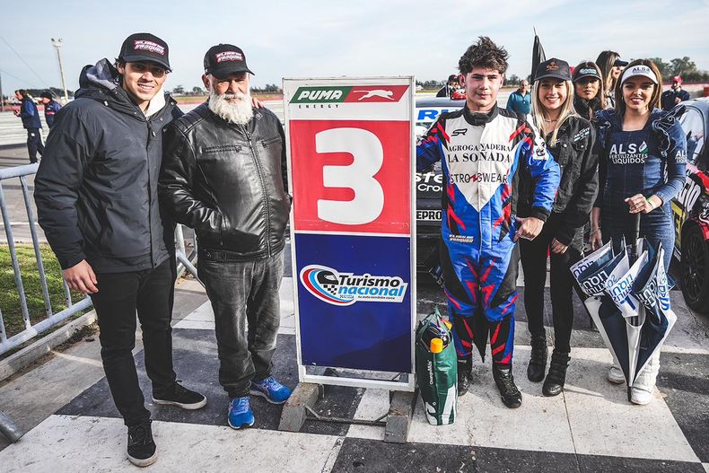 Elías Vázquez con el número 3 que consiguió en San Nicolás.