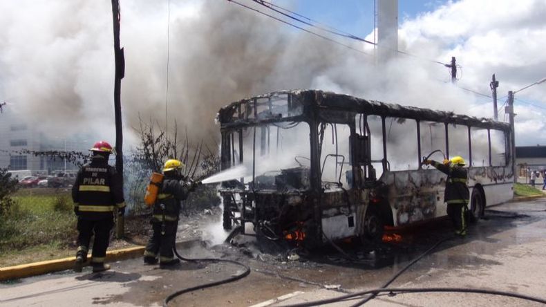 El colectivo de la línea 510, consumido por las llamas. Foto: Fernando Morales..