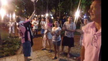 El banderazo del lunes, por la vuelta de Mansilla al club..