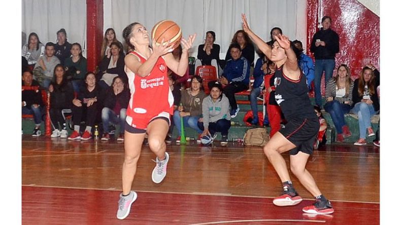 (Fredy Caballero). DOBLE FIGURA. María Rosa Migliardi busca el doble ante la defensa de Verónica Lugo..