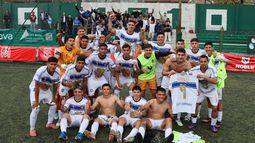 El plantel de Metalúrgico celebrando en la cancha de Excursionistas.