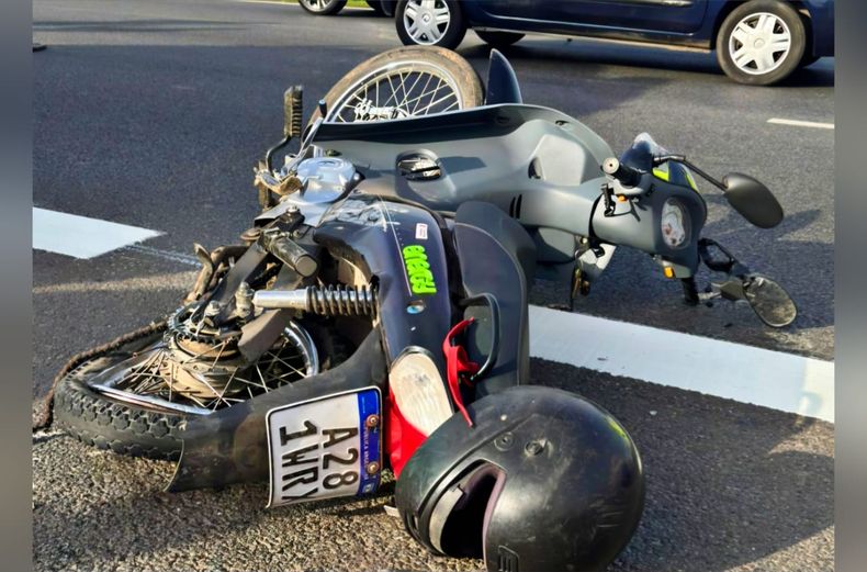 FATAL. El motociclista perdió la vida de forma inmediata tras caer a la cinta asfáltica.