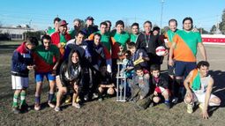 CAMPEÓN. Los Piratas +35 posan con la copa, tras la consagración..