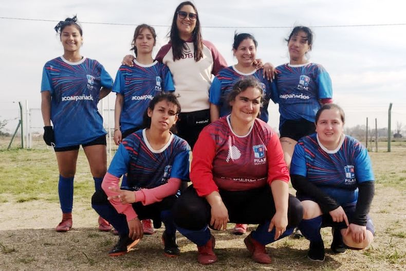 Las mujeres de fútbol PCD de Pilar sacaron pasaje a La Feliz.