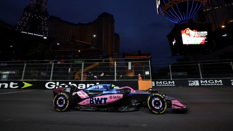 TARDE-NOCHE. El Alpine de Franco Colapinto girando en Las Vegas.