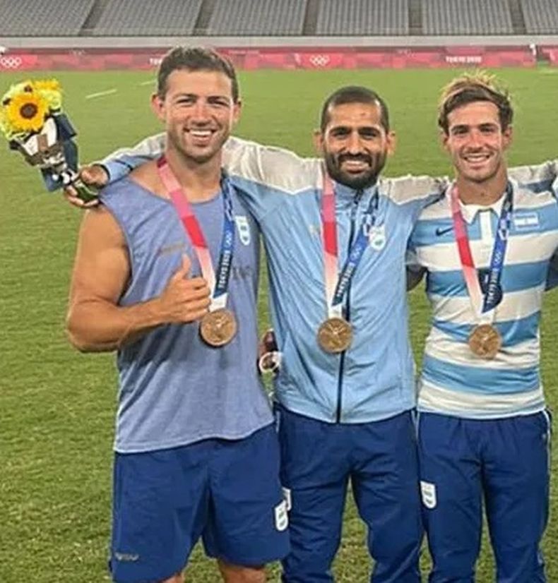 Franco Sábato (izquierda) se quedó con una medalla virtual de bronce en Tokio 2020 con Los Pumas 7s.