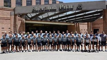 PLANTEL COMPLETO. Todo Real Pilar posa en la fachada del hotel donde concentró..