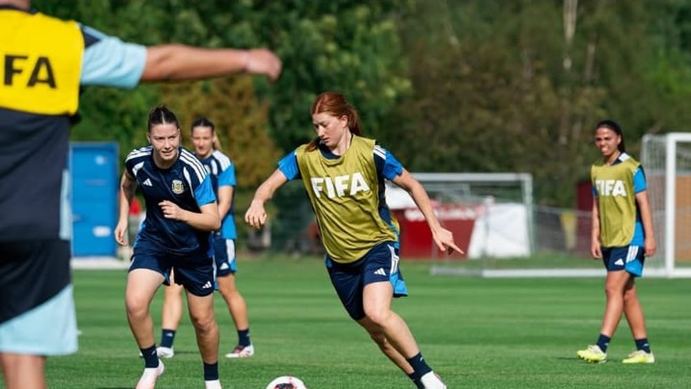 PELOTA. Annika Paz en pleno entrenamiento de la Selección juvenil en Polonia.