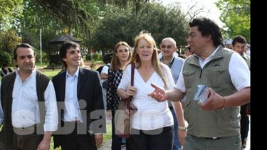 En la plaza. Stolbizer caminó con sus candidatos en la previa de las Patronales..
