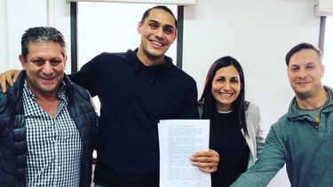 PUSO LA FIRMA. “Estoy muy contento con el equipo que se formó”, destacó Peralta..