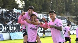 FESTEJO. Pansardi celebra su gol con Mathías Crocco y Federico Martínez; era el 1-0 de Real Pilar.