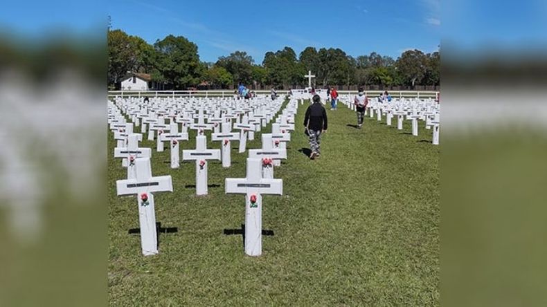Decenas de familias visitaron por primera el #CenotafioDeMalvinas junto a #PilarTurismo. Vivieron un momento único e inolvidable colmado de emociones, en una interesante recorrida por nuestra historia. Pilar Turismo / @PilarTurismo..