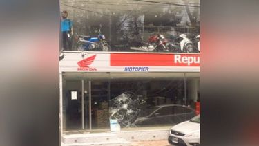 La vidriera fue atacada a pedradas por desconocidos en la madrugada del lunes. .