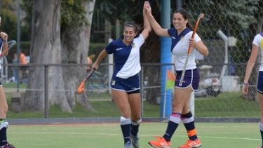 VICTORIA. Las jugadoras de Champagnat festejan un triunfo clave en casa.