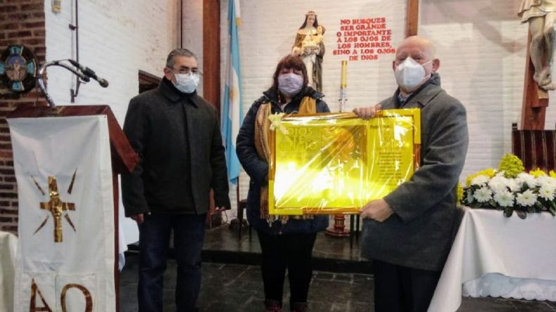 Dos vecinos le entregan un cuadro especialmente preparado para la ocasión. Foto: Mario Cácerez..
