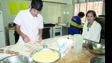 En la Escuela de Formación Laboral de Pilar se capacita a los chicos para desarrolar distintas tareas..
