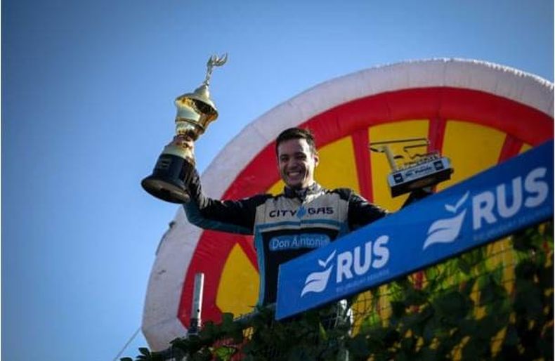 FELICIDAD. Azar posa con sus trofeos tras un nuevo triunfo en el TC Pista.
