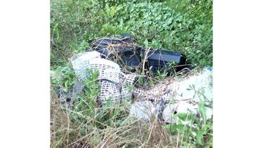 BASURA. Los vecinos reclaman al Municipio que limpie la zona y corte el pasto..