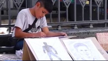 Walter vende sus dibujos y duerme en la calle todos los fines de semana.&nbsp;