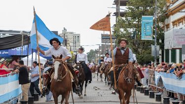 CENTROS TRADICIONALISTAS. Llegaron desde todo el distrito y animaron el desfile en el Paseo del Centro.