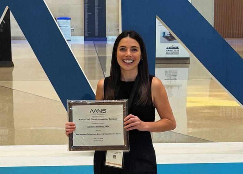 FELIZ. Daniela Renedo con el premio ganado este fin de semana en San Antonio, EE.UU.