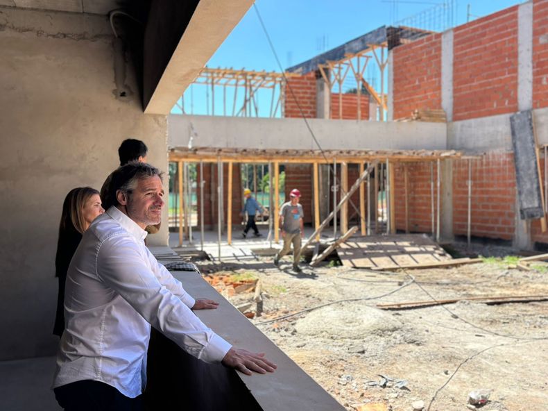 RECORRIDA. Federico Achával, en el futuro edificio de la Universidad.