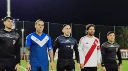 Adrián Pace posa en el centro, tras el sorteo de Vélez-River.