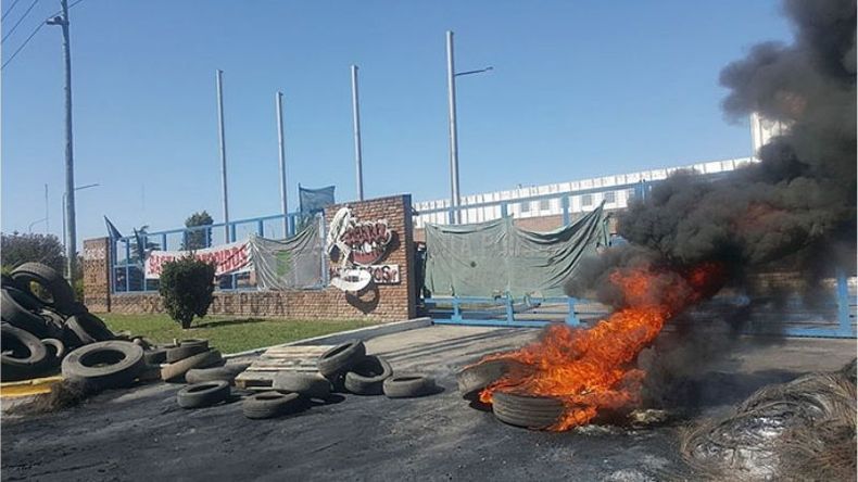 FUEGO. Ayer por la mañana, el conflicto llegó al punto máximo..