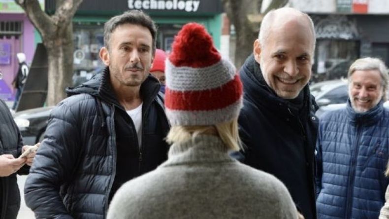 Durante su recorrida por Pilar en el mes de junio, Larreta charló con vecinos. .