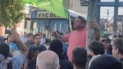 CONDUCCIÓN. Di Fiori, titular de UOCRA, habla con los trabajadores..