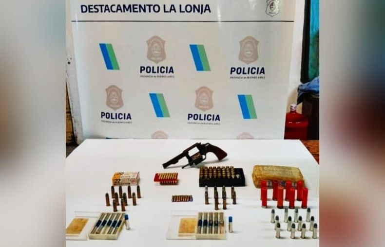 El arma y las municiones encontradas en la vivienda del detenido.&nbsp;