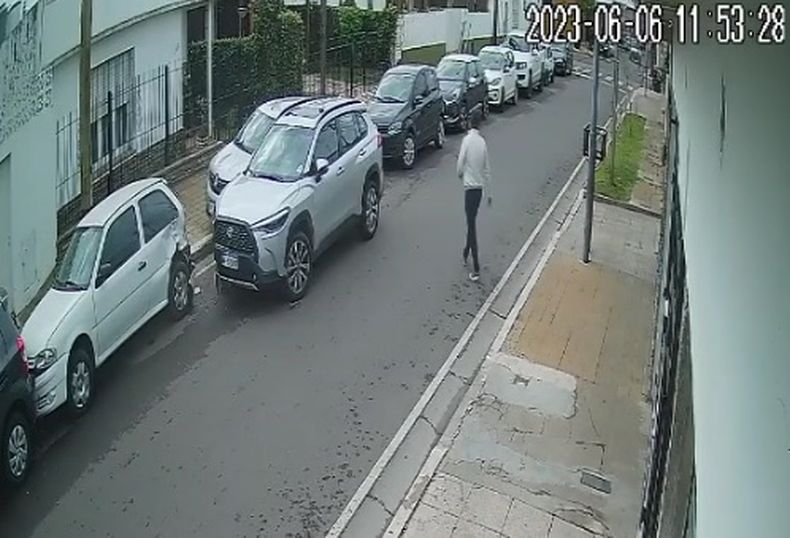 El padre de la joven llegó al lugar y va a hablar con los damnificados, que viven en esa cuadra.