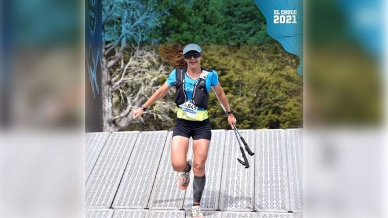 CAMPEONA. Fernández a punto de cruzar la meta para ganar El Cruce..