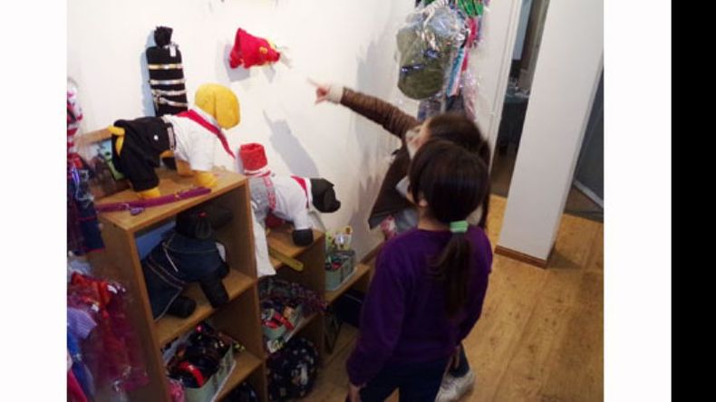 CHICHES. Uno de los sitios más visitados fue la tienda de regalos que se instaló en el sector de PHOS Graphis: tazas, platos y abrigos, entre otros elementos, aportados por Perros del Alma; además de ropa y accesorios de todo tipo para las mascotas (en especial los perros). Una verdadera boutique para animales con precios accesibles..