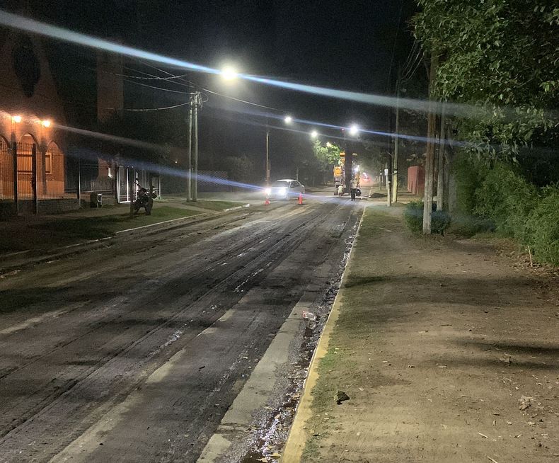 Quería compartirles algunas imágenes de la obra de repavimentación que está llevando a cabo el Municipio en La Lonja y que comenzó el lunes. Abarca la totalidad de la calle Saraví, desde Ruta 8 hasta el barrio La Peregrina, incluyendo también las calles Posadas, San Mateo y Comodoro Rivadavia. En total son 3.200 metros de asfalto nuevo. Federico Valenzuela.&nbsp; &nbsp;