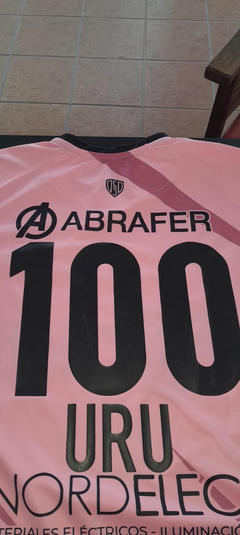 La camiseta con el número 100 que la dirigencia de Real Pilar le entregará al Uru Rodríguez Silva.