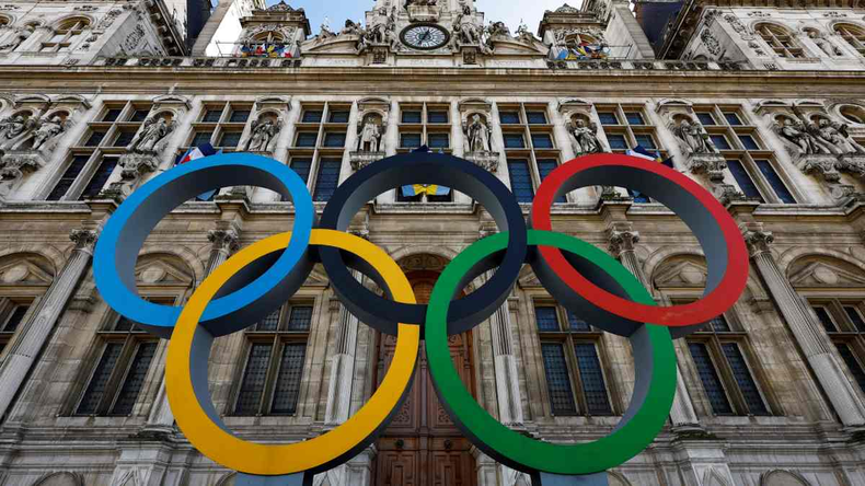 Los anillos olímpicos en los edificios emblemáticos de París. (AP)..png