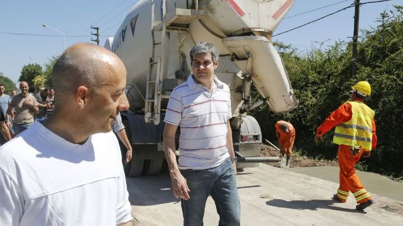 Ductoé y Marcos Peña, durante la recorrida por Derqui. .