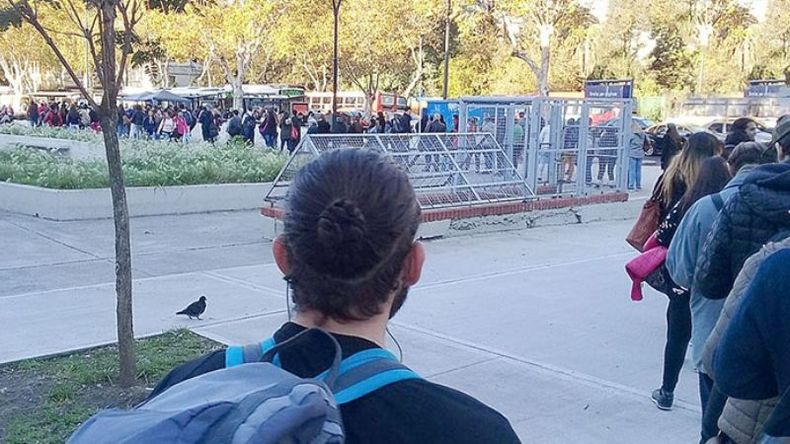 AL INFITNO Y MÁS ALLA. Cola para tomar el 57 a Pilar en Plaza Italia..