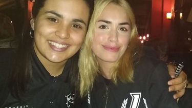Lali Espósito, junto a una de las mozas de Tinto y Soda..