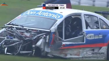 DESTRUIDO. Así quedó el auto de Azar luego del impacto..