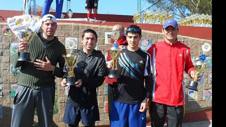 Juan Cena (der.) en el podio de la categoría 20-24, tras ganar la general del Nuevo Milenio..