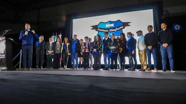 Achával y varios de los invitados, sobre el escenario.
