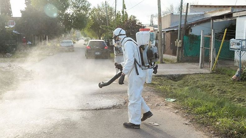 HOMBRES DE BLANCO. La desinfección se hizo costumbre en los barrios..
